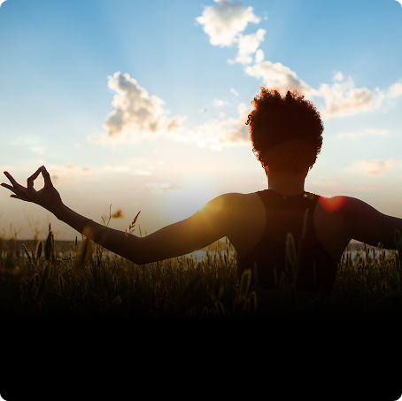 Méditation et équilibre au coucher du soleil