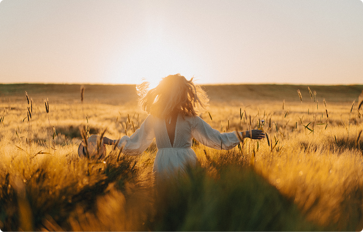 Personne dans un champ au coucher du soleil — sérénité et bien-être